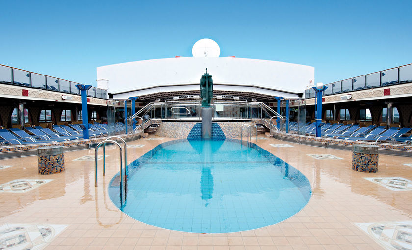 Zwembad op het dek van cruiseschip Carnival Legend