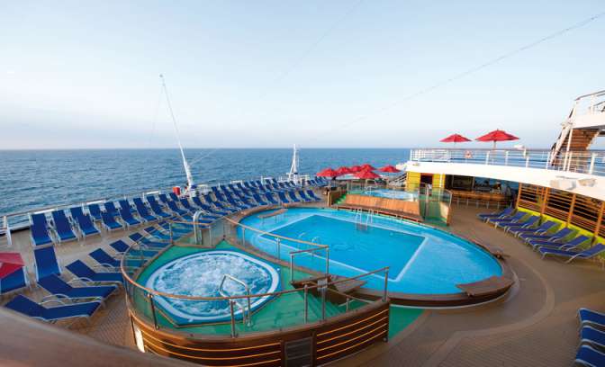 Zwembad op dek van Carnival Miracle