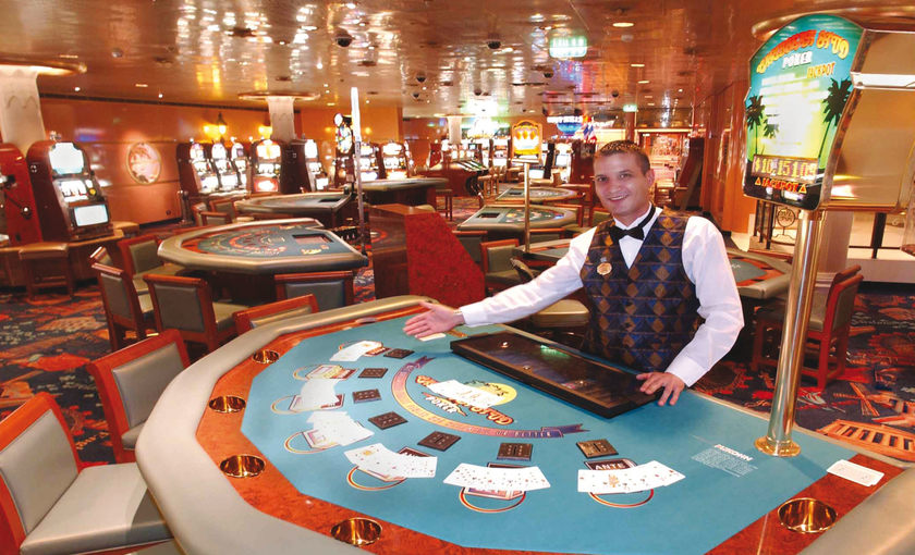 Speeltafel in het casino op de caribbean Princess van Princess Cruises