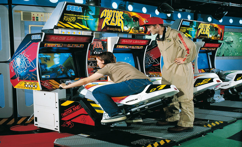 Een racemotor in de gamehal op de Caribbean Princess van Princess Cruises