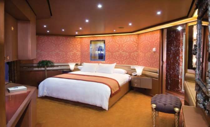 De slaapkamer van de pinnacle suite op de Holland America Line