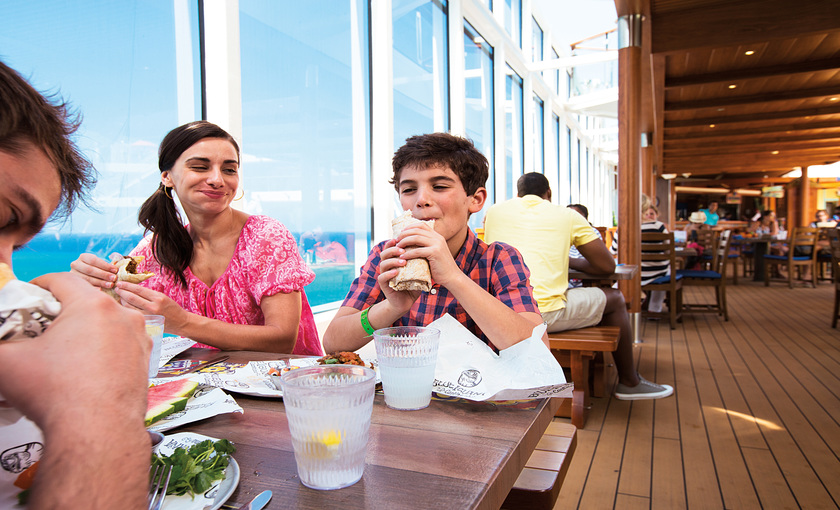 Gezin dineren aan boord van Carnival Valor