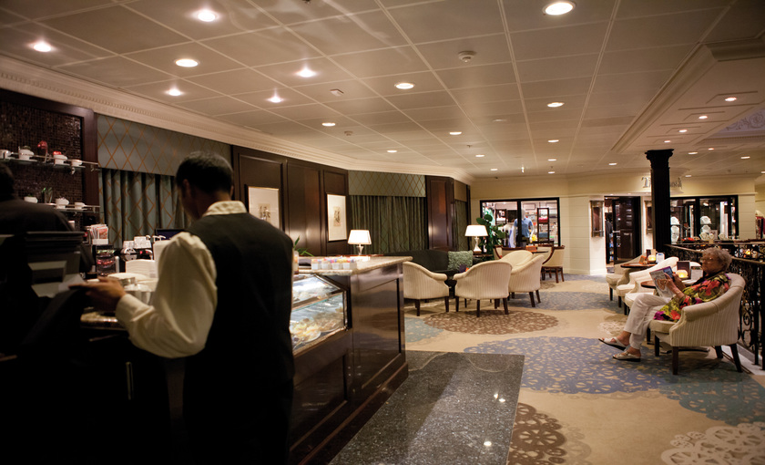 De bar in de Mosaic lounge op de Azamara Quest van Azamara club cruises