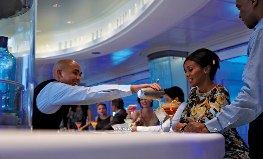Cocktails drinken aan de bar van Celebrity Equinox