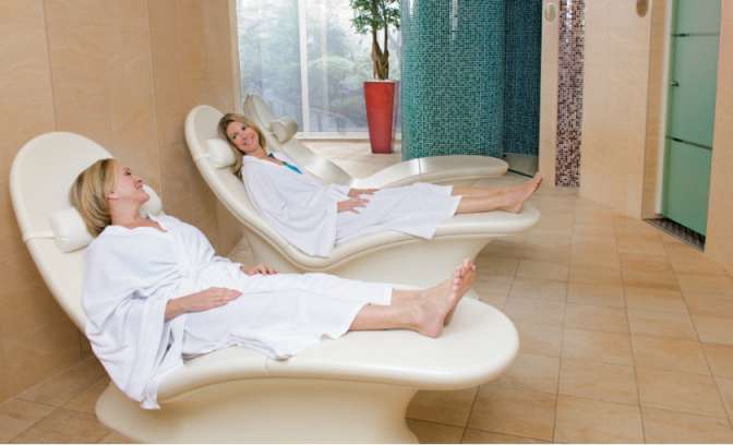 Twee vrouwen in het spa op de Oasis of the Seas
