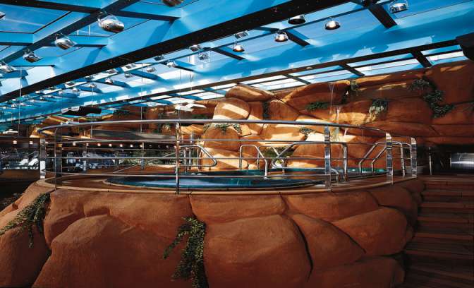 Zwembad aan boord van schip Carnival Conquest