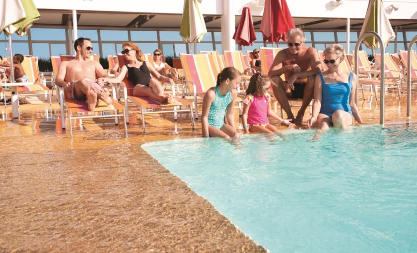 Een zwembad met kinderen op de Allure of the Seas van Royal Carribean