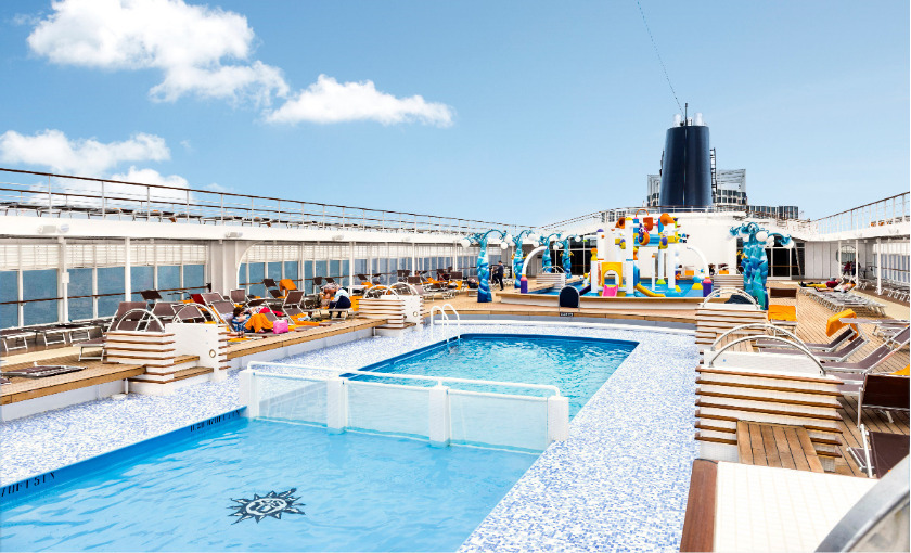Een zwembad op de MSC Lirica