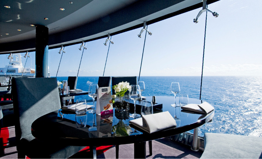 Een dinner tafel met zeezicht op de MSC Divina