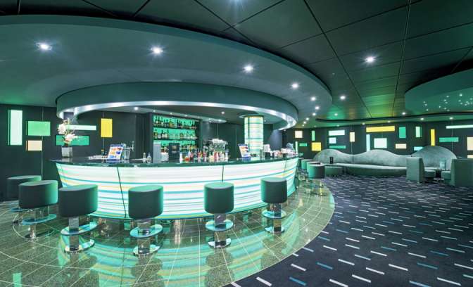Verlichte bar op de MSC Preziosa