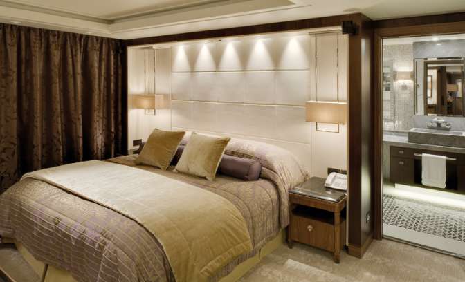 Slaapkamer van een suite op de Crystal Symphony van Crystal Cruises
