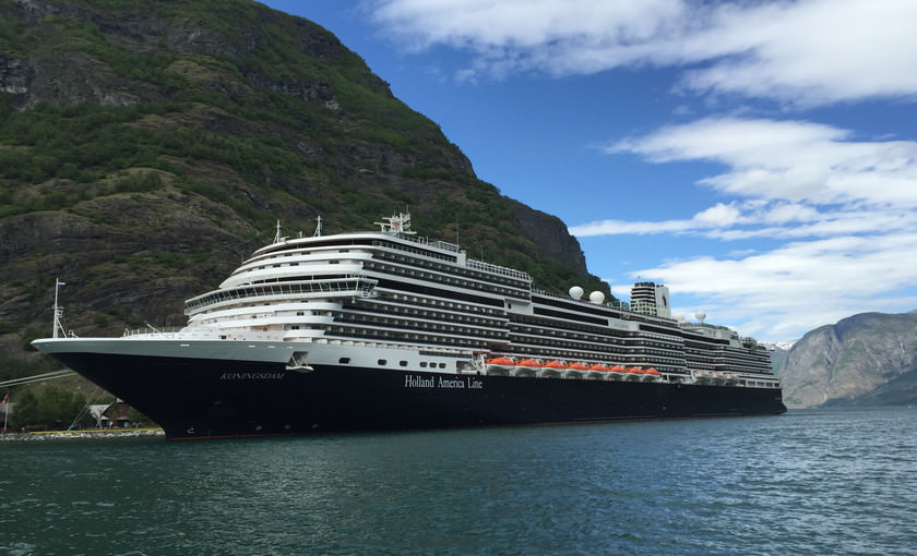 Cruiseschip Koningsdam in Flam Noorwegen