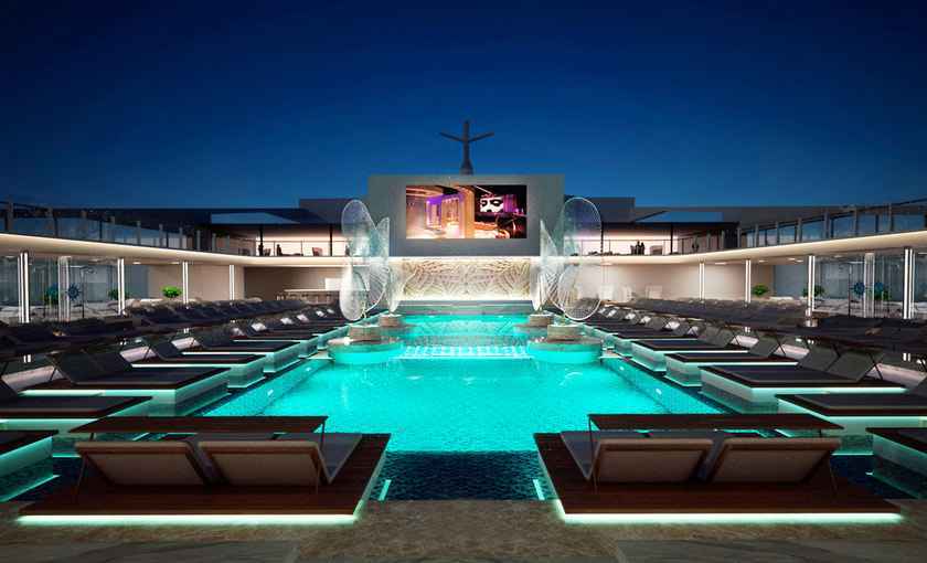 Zwembad met verlichting op de MSC Meraviglia