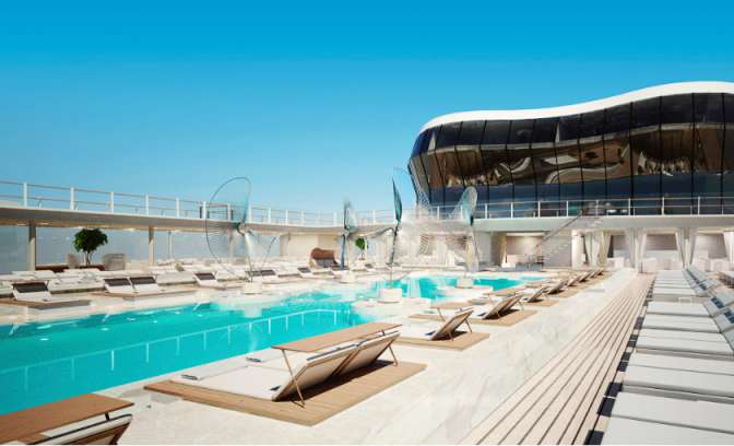 Een zwembad op de MSC Meraviglia