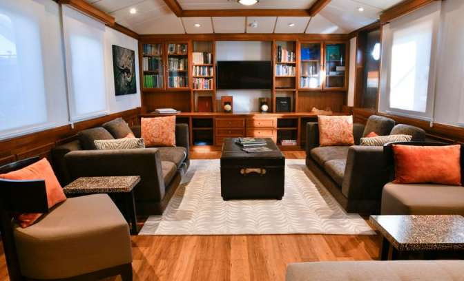 Een bibliotheek op de Celebrity Xperience