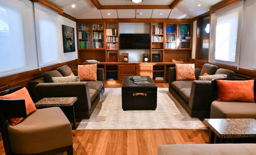 Een bibliotheek op de Celebrity Xperience