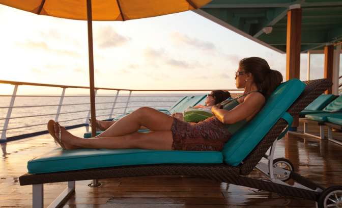 Zonnen op het dek van Carnival Cruises