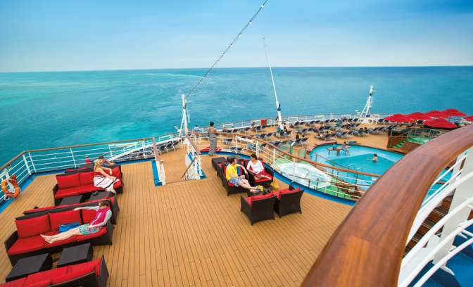 Overzicht dek met zwembad van cruiseschip Carnival Sensation