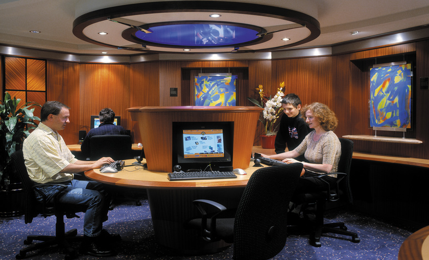 Een computerruimte op de Brilliance of the Seas van Royal Carribean
