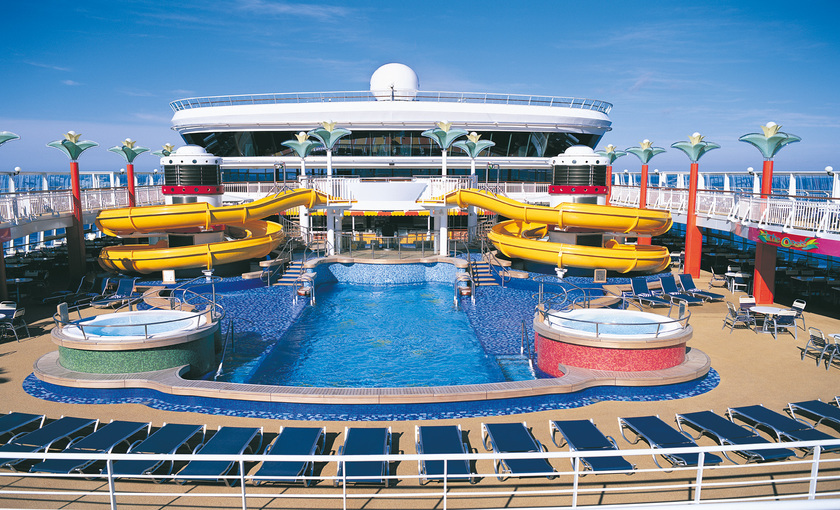 Een zwembad met glijbanen op de Norwegian Star van de NCL