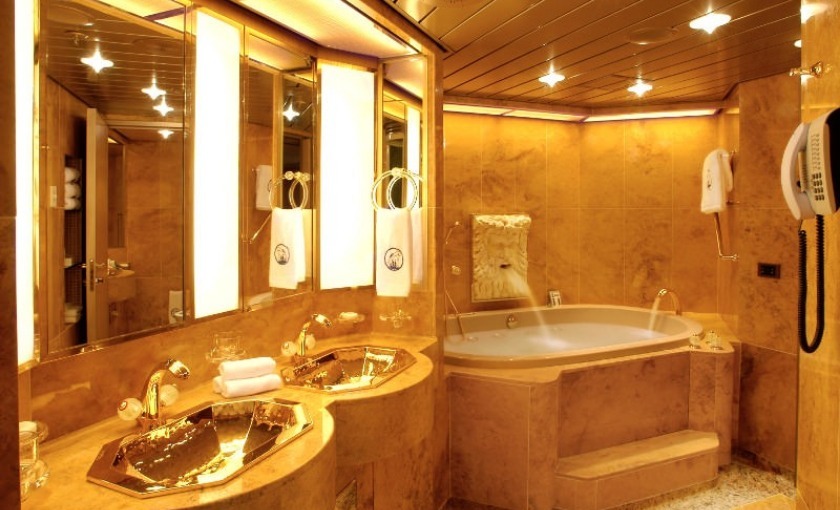 De badkamer van de pinnacle suite op de Oosterdam van Holland America Line