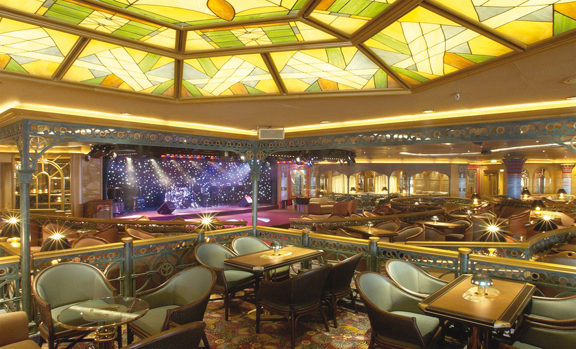 Een lounge met podium op de Diamond Princess van Princess Cruises