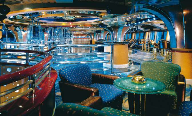 Een lounge met dansvloer op de Diamond Princess van Princess Cruises