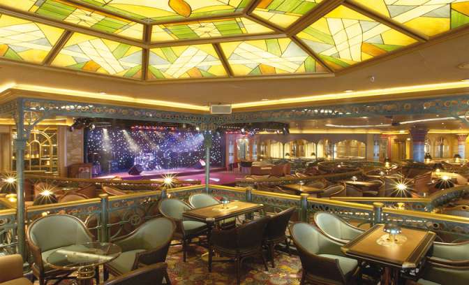 Een lounge met podium op de Diamond Princess van Princess Cruises