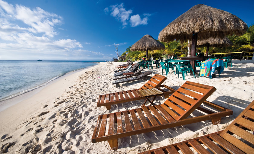 ligbedden op het strand van Cozumel