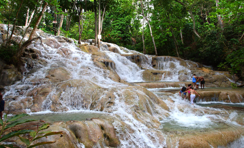 Een waterval beklimmen op Jamaica